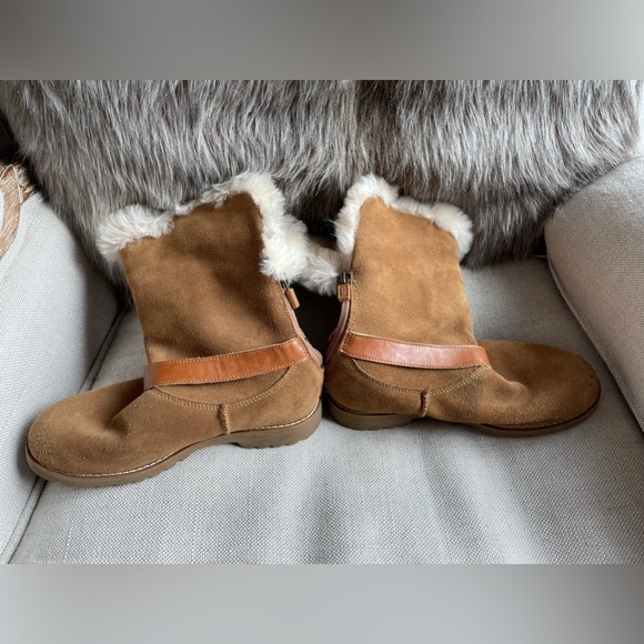 UGG NESSA Geuine Suede Leather Belted Bootie, US 3 EUC, Easy on-off w/zipper - Picture 3 of 9